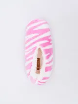 Pantuflas tipo ballerina con estampado de cebra en tonos rosa y blanco, con interior de felpa blanca.