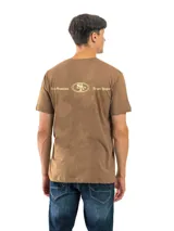 Remera de manga corta y cuello redondo, color gris oscuro o carbón, con un estampado circular blanco en el pecho que contiene texto y un logo.