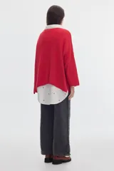 Sweater de punto negro con cuello bote y mangas evasé, confeccionado en algodón con diseño holgado.
