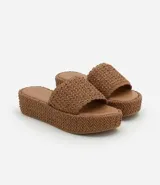 Sandalia tipo flatform con suela de plataforma plana y tira ancha superior, ambas con textura trenzada. Diseño sin cierre con puntera redonda.