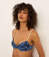 Top de bikini media taza con estampa acuarelada, breteles elásticos ajustables con detalle de cuerda y lazo en la espalda.