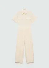 Mono largo de diseño recto, confeccionado en tejido mezcla de lyocell y lino. Presenta cuello camisero, cierre frontal con botones, mangas cortas con dobladillo, dos bolsillos de parche en el pecho y dos bolsillos cargo laterales.