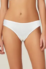 Pack de tres bombachas vedetinas de algodón con estampado multicolor y terminaciones con puntilla blanca.