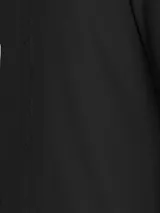 Camisa negra de corte slim fit, con cierre de botones, mangas largas y logo CK bordado en el pecho.