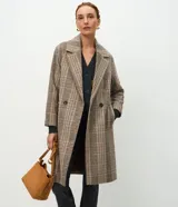Saco trench coat Marfinno de polivelour a cuadros en tonos beige y marrón, con solapas en el cuello, cierre frontal cruzado con botones y bolsillos laterales.