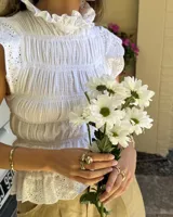 Anillo dorado con diseño irregular que simula un pétalo.