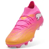 Championes de fútbol Puma Future 9 Match FG/AG, color fucsia con degradado naranja en la puntera y logo Puma en blanco. Diseño de corte medio con suela de tapones para césped natural y artificial.