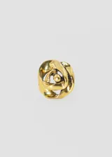 Anillo dorado con forma de rosa vintage.