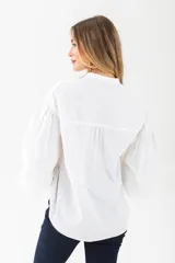 Camisa celeste con cuello mao y mangas abullonadas.