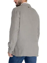 Chaqueta de lino orgánico color gris, tipo blazer con estilo cargo, cuello con solapa, cierre frontal de botones y múltiples bolsillos con fuelle en el pecho y la parte inferior.