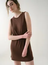 Camisón corto de color marrón, sin mangas, confeccionado en tela pointelle con detalle de ondas en el cuello y sisas.