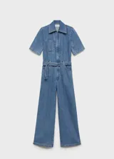 Mono largo de denim azul con cuello camisero, mangas cortas, cierre frontal con cremallera oculta, cinturón ajustable con hebilla metálica, bolsillos laterales y un bolsillo de parche en el pecho.