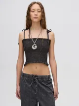 Top crop de tela denim con efecto fruncido, breteles finos ajustables con lazos y diseño entallado al cuerpo.