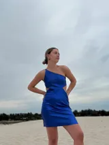 Vestido corto plateado de fiesta, con lentejuelas, corte ajustado, un solo hombro y abertura en la cintura.