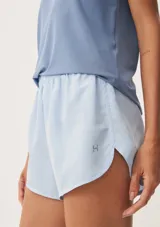 Short deportivo celeste con cintura elástica y aberturas laterales en el dobladillo.
