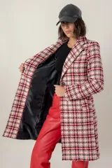 Tapado de corte sastre con diseño de espiga en tonos blanco y negro. Cuenta con solapas clásicas, cierre frontal de un botón y bolsillos laterales.