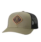 Gorra tipo trucker Rip Curl color verde militar en la parte frontal y visera, con malla negra en la parte trasera. Cuenta con un parche frontal romboidal de cuero sintético con detalles estampados de la marca.