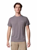 Remera técnica de manga corta Columbia, color gris, con cuello redondo y logo de la marca estampado en el pecho. Confeccionada con tecnología de enfriamiento activado por transpiración y tejido que absorbe la humedad.