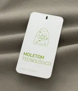 Pantalón deportivo de corte recto con ajuste levemente afunilado, confeccionado en tejido técnico con cintura elástica ancha. Presenta bolsillos laterales y bolsillo trasero embutido con acabado limpio.