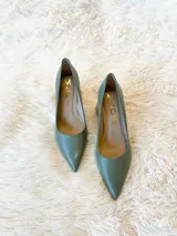 Zapato de tacón color verde agua, con punta fina y taco cuadrado forrado en cuero tipo madera.