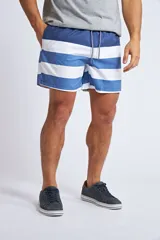 Short de baño con estampado tropical de piñas y hojas en tonos azules sobre fondo rosado. Cuenta con cintura elástica con cordón ajustable, bolsillos laterales, un bolsillo trasero y suspensor interno.