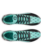 Championes de fútbol Under Armour SHDW LT 3 FG, edición especial en colaboración con Mansory. Diseño en color turquesa con patrón geométrico negro tipo red y detalles en fibra de carbono. Cuenta con el logo de Under Armour en el lateral y cordones negros.
