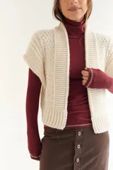 Polera de algodón color bordó, con cuello alto y mangas largas. Presenta un diseño ajustado al cuerpo con costuras visibles en los puños.