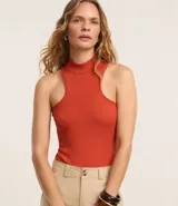 Body color ladrillo, de rib con textura acanalada, cuello alto, sin mangas y corte cavado.