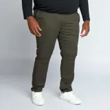 Pantalón chino slim fit color verde militar, con cierre de botón y cremallera, y bolsillos laterales.