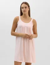 Camisón corto de tejido soft, sin mangas, con escote redondo, aplique de botones y detalle plisado en el frente. Estampado floral en tonos rosados y grises.