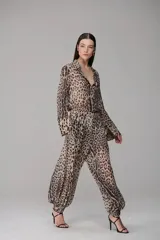Camisa de gasa con estampado animal print, de silueta recta y levemente entallada. Presenta cuello clásico, abotonadura frontal completa y mangas largas con puños anchos abotonados.