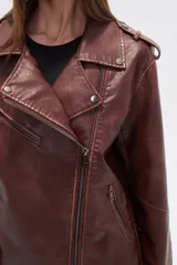 Chaqueta estilo biker de eco-cuero con efecto desgastado, color negro. Presenta cuello solapa, cierre asimétrico frontal, bolsillos con cierre y hombreras.