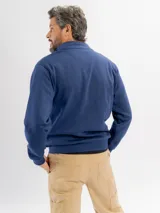 Campera de felpa azul con cierre frontal completo, cuello alto y puños acanalados.