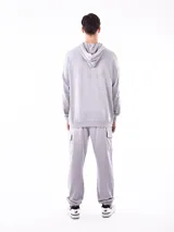 Hoodie negro con capucha y bolsillo canguro. Presenta un pequeño texto estampado en blanco en el pecho que dice: "STREET STYLE HAS REVOLUTIONIZED THE FASHION INDUSTRY".