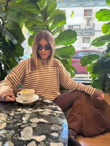 Sweater tejido en jersey rayado color marrón y beige, con cuello polo.