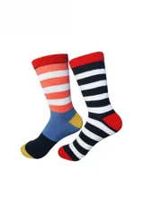 Pack de dos pares de medias de caña media confeccionadas en algodón. Un par presenta diseño a rayas horizontales en naranja y blanco con talón y puntera en contraste, mientras que el otro par luce rayas horizontales en negro y blanco con detalles en rojo.