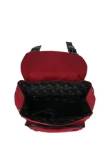 Mochila Hush Puppies de poliéster color bordó, con solapa frontal, tiras decorativas de ecocuero negro con hebillas y bolsillo delantero con cierre.