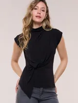 Blusa de tejido de punto negro con cuello alto drapeado, manga corta estilo sobrehombro y detalle de nudo asimétrico con frunce en la cintura frontal.