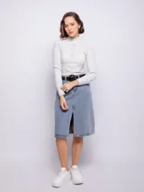 Polera de tejido de punto con diseño tramado y detalles calados, de cuello alto y manga larga, con ajuste al cuerpo.