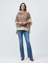 Poncho tejido colorblock, marrón y beige, con cuello vuelto asimétrico.