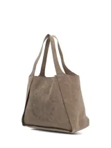 Cartera tipo tote de Hush Puppies en color marrón, confeccionada en material sintético con efecto desgastado. Presenta un diseño amplio con doble asa superior para llevar al hombro y perforaciones frontales formando un círculo con el texto de la marca.
