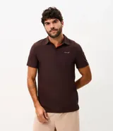 Remera polo deportiva de hombre marca Get Over, color marrón, confeccionada en tejido tecnológico de poliamida con tecnología dry y acabado liviano. Cuenta con cuello polo, cartera de botones y mangas cortas.