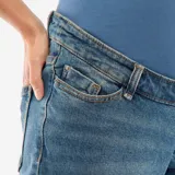 Pantalón de jean azul con corte recto y cintura elástica diseñada para el embarazo.
