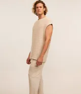 Pantalón Marfinno de corte recto, color beige, confeccionado en mezcla de viscosa y lino con tejido flamé. Cuenta con cintura elástica con cordón ajustable, bolsillos laterales y traseros.