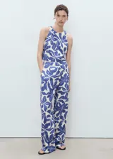 Top cropped de cuello redondo y sin mangas, con estampado floral en tonos azul y blanco.