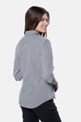 Camisa entallada de manga larga con rayas verticales negras sobre fondo blanco.