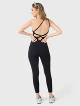 Enterito negro de un hombro con abertura bajo el busto y espalda abierta, con tiras cruzadas y ajustable en la espalda.