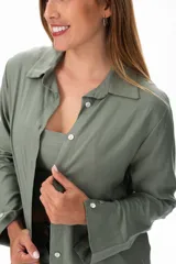 Camisa verde musgo de lino y viscosa, de corte relajado, con botones frontales y mangas largas.