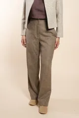 Pantalón de vestir marrón con textura tweed, de tiro alto y pierna recta.