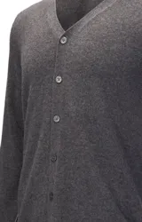 Cardigan de cashmere color gris oscuro, de corte regular, con escote en V, cierre frontal con botones y mangas largas.